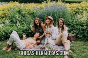 Cómo atraer mujeres: grupo de mujeres Cómo atraer mujeres: Un grupo de mujeres hermosas disfrutando de un picnic al aire libre.