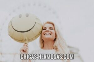 Mujeres guapas: Mujer guapa Mujeres guapas: Mujer joven sonriendo con un globo en su mano.