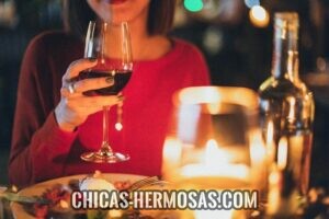 Mujeres guapas: Cena con mujer Mujeres guapas: Una cena romántica con una mujer guapa.