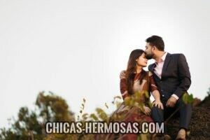 Mujeres guapas: pareja Mujeres guapas: Mujer joven disfrutando de un momento romántico con su pareja.
