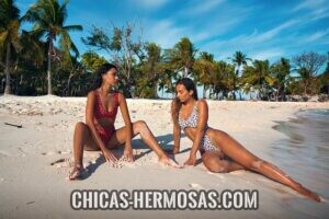Relaciones exclusivas: Sugar Babies Relaciones exclusivas: Dos mujeres jóvenes posando en una playa. En un bikini con un estampado simple, pero llamativo. Ambas tienen un cuerpo espectacular y un resplandor excitante.