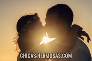 Relaciones exclusivas: Un momento intimo entre un Sugar Daddy y una Sugar Baby. Se están besando durante el atardecer. Muy romántico la escena, llena de pasión y emocional.  