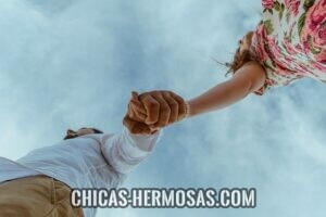 Relaciones exclusivas: Pareja feliz Relaciones exclusivas: Vemos a una pareja desde una perspectiva interesante. La foto se tomo del suelo, mirando hacia arriba. De aquí, podemos ver como un hombre toma la mando de una mujer más joven que él.